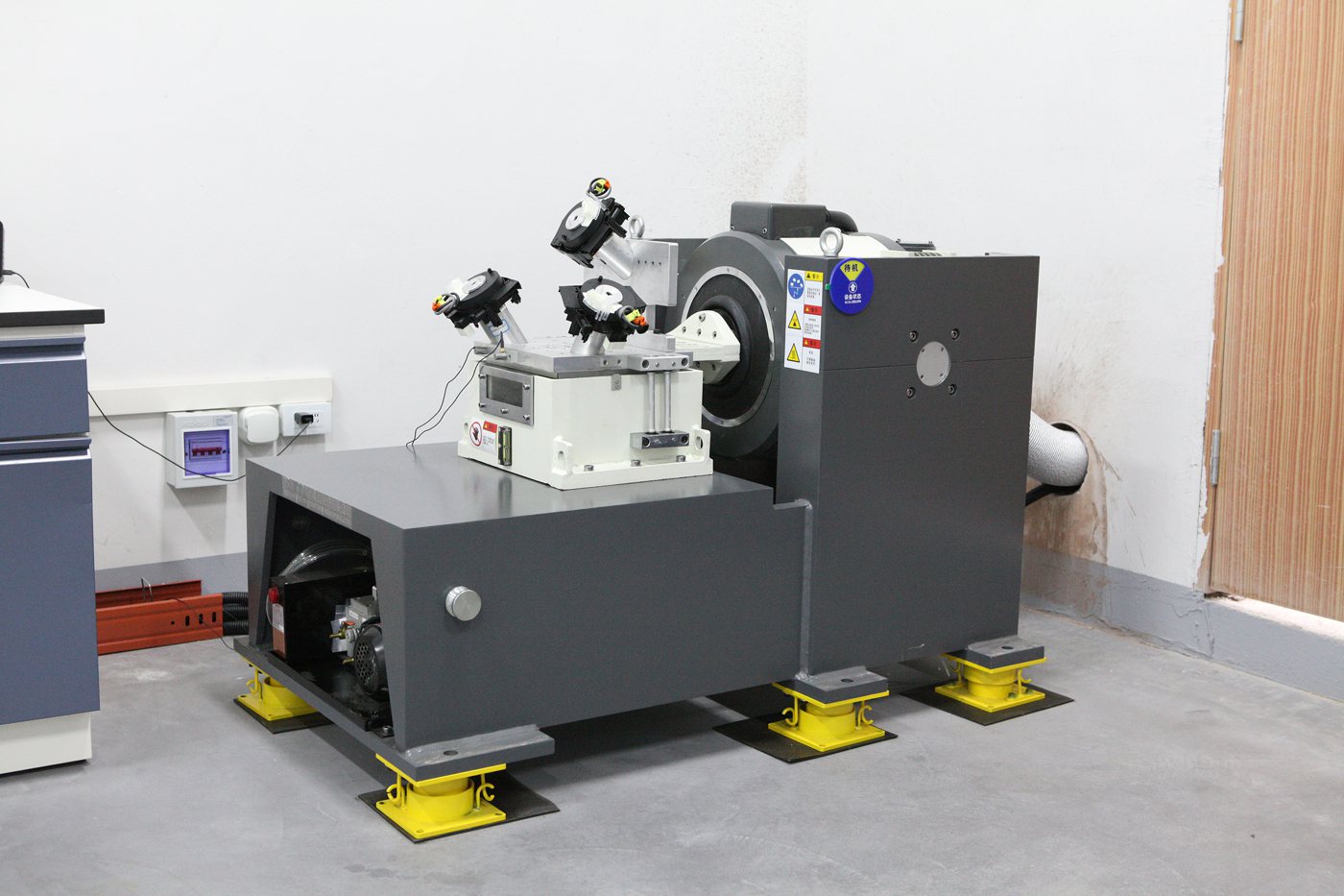 High-frequency vibration test table